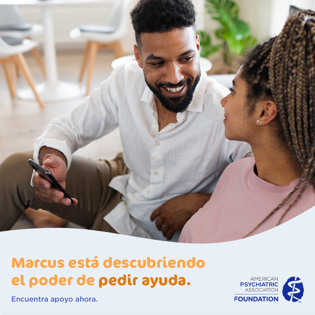 Man and woman sit together, smiling as they look at a smartphone. Text reads: ‘Marcus está descubriendo el poder de pedir ayuda. Encuentra apoyo ahora.